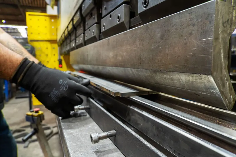 Dobra e Conformação de Chapas Metálicas - Adamétal – Soluções Industriais em Aço e Metalmecânica